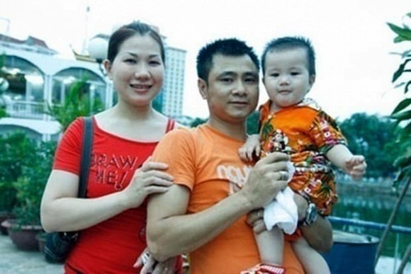Tự Long bên người vợ đầu và cậu con trai chung.