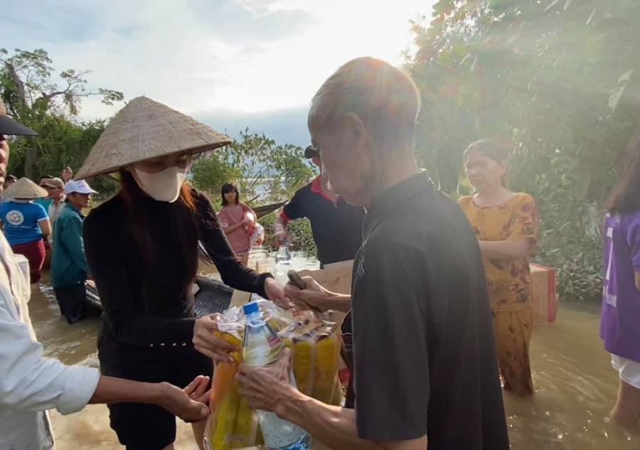 Ngày đầu cứu trợ, Thủy Tiên đã lăn xả hết mình, tự tay đưa từng món đồ cứu trợ đến tay bà con miền Trung dù điều kiện thiên nhiên khắc nghiệt.