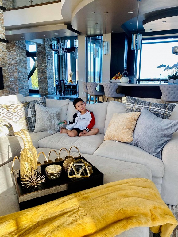 Đây có lẽ là một góc nhỏ trong phòng khách với nội thất được trang trí theo phong cách châu Âu.