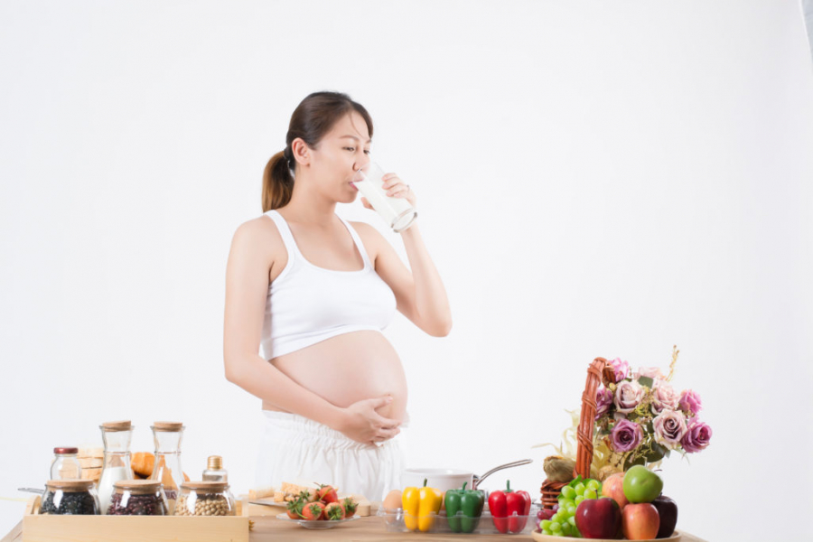 Mẹ bầu nên uống đủ nước