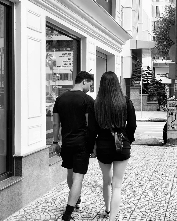 Mới đây, Kim Lý lẫn Hà Hồ đều đăng tải khoảnh khắc hẹn hò cuối tuần, tay trong tay dạo phố. Kèm dòng chú thích ngọt ngào “Thứ 7 máu chảy về tim”. Mẹ bầu Hà Hồ mặc áo thun rộng màu đen thay vì đầm phom rộng như thường thấy, lộ thân hình vẫn khán thon gọn, nuột nà không khác gì mấy hồi chưa có bầu, khiến ai cũng phải ngỡ ngàng. Chỉ khi để ý thật kỹ mới thấy được vòng eo và bắp chân của cô cũng có chút tăng size so với ngày thường. Nếu không nói, hẳn không ai tin đây là thân hình của một bà bầu sắp sinh.