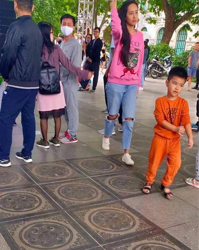 Mới đây, trên một diễn đàn xuất hiện loạt hình ảnh đời thường rất chân thật của Mai Phương Thúy. Theo tiết lộ, đây là hình được chụp trong sự kiện tại Hà Nội, Mai Phương Thúy vừa tham dự với tư cách khách mời đặc biệt. Theo tiết lộ, dù tham dự sự kiện song Mai Phương Thúy cũng không trang điểm đậm, diện phong cách khá trẻ trung và bụi bặm nên nhiều người khó có thể nhận ra ngay. Dẫu vậy, điểm cộng mặt mộc xinh xắn của nàng Hậu khiến cô nhận được nhiều lời khen.
