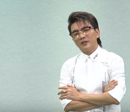 Đàm Vĩnh Hưng lần đầu tiết lộ về người yêu bí mật suốt 3 năm của mình: “Người ấy không thích sự nổi tiếng. Mặc dù hát rất hay, nhưng không muốn làm ca sĩ, vào showbiz. Người ấy chọn cho mình một cuộc sống đơn giản, bình yên đời thường, dễ chịu. Ngày ngày, người ấy đi làm bình thường, về nhà thì thích chăm sóc cây cối, nhà cửa, thú cưng, gia đình và chia sẻ đời sống với người thân, người mình yêu. Người ấy tuy còn nhỏ tuổi nhưng lại rất hiểu đời. Đó là người gốc Huế, nhưng sống tại Mỹ nên rất sâu sắc, nhẹ nhàng, điềm tĩnh. Tính đến giờ, chúng tôi đã yêu nhau được gần ba năm”.