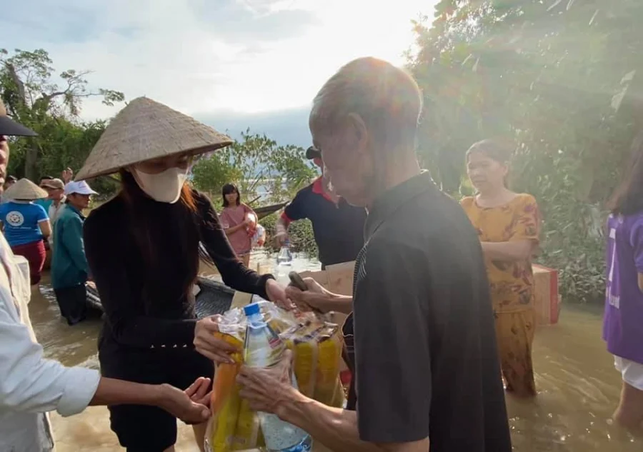 Mới đây, Thủy Tiên tiết lộ sáng nay (18/10) cô định bay về Tp.HCM để làm việc với những hợp đồng đã ký trước đó. Tuy nhiên, ý định vừa nhen nhóm đã bị dập tắt khi cô nghe tin Quảng Trị bị ngập nặng cục bộ, người dân phải cầu cứu cứu hộ trong đêm. Không chút do dự, Thủy Tiên và đoàn cứu trợ đã quyết định sẽ ở lại tiếp tìm cách phụ giúp, đưa người già và trẻ nhỏ ra vùng an toàn hơn.