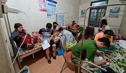 Các hành khách được đưa vào Trạm y tế của Thị trấn Nông trường Việt Trung để chăm sóc sức khỏe (Ảnh: Dân Trí)