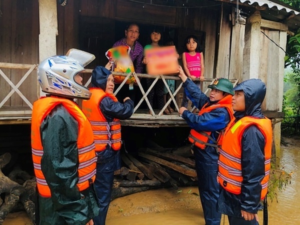 Công tác cứu trợ người dân miền Trung (Ảnh: Dân trí)
