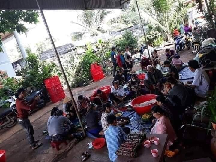Khắp mọi nơi trên cả nước, bà con nhân dân cùng tập trung gói bánh chưng, chuẩn bị củi lửa luộc chín để tiếp tế cho người dân miền Trung (Ảnh: Facebook)