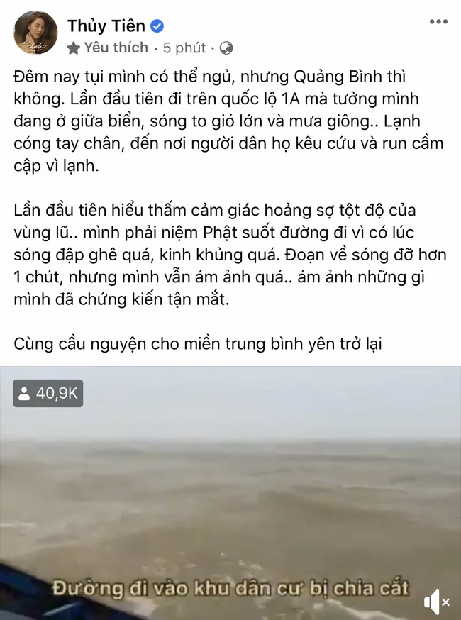 Thủy Tiên cùng đoàn cứu trợ của mình lặn lội đi gửi nhu yếu phẩm cho những người dân bị mắc kẹt ở Quảng Bình trong tình trạng mưa to gió lớn, toàn thân ướt nhẹp. Sau khi kết thúc ngày, cô chia sẻ về khoảnh khắc lênh đênh trên biển lũ: