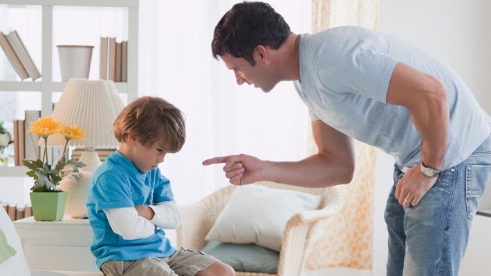 3 kiểu ông bố “gương mờ” khiến con càng lớn càng hư hỏng