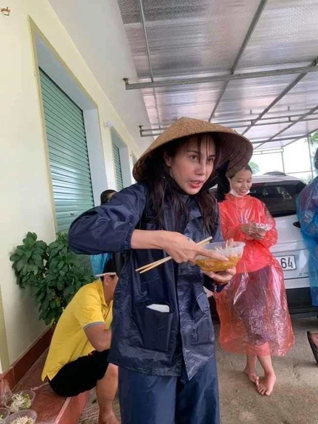 Sau 1 tuần lăn lộn vùng bão lũ, Thủy Tiên đã về TPHCM hôm qua. Cô sẻ sớm quay lại miền Trung tiếp tục hành trình cứu trợ bà con. Thủy Tiên đã nói rõ mục đích chính của cô là giúp tiền mặt để người dân tái thiết lập lại cuộc sống sau lũ: “Cái Tiên có thể lúc đó là chỉ cho vài triệu tiền chợ búa thôi, chẳng thấm vào đâu so với mất mát. Mà cái được lớn nhất khi Tiên có mặt ở đó là quăng cho họ 1 cái phao bằng những lời động viên. Mong là mọi người đừng lo lắng quá nhiều, 100 tỷ thấy nhiều, ai cũng sợ không làm nổi. Nhưng mà bản thân Tiên cũng không biết, có đủ hay là không đủ cho 3-4 tỉnh ngập lũ đâu, ngoài xây nhà mình còn làm cầu cống đường xá cho người dân ở vùng sâu xa, lũ này cuốn trôi bao nhiêu cây cầu, người dân họ không đi qua được nè, họ phải chế cầu tạm đi cực kỳ nguy hiểm. Nếu đủ thì thôi, dư thì mình còn thiếu gì việc để giúp người”.