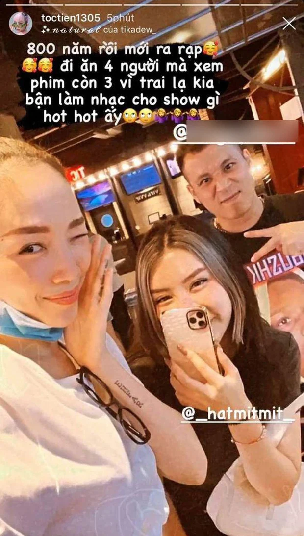 Tóc Tiên khoe ảnh đi chơi với bạn bè gồm 4 người. Tuy nhiên sau đó khi đi xem phim thì còn có 3 người vì một người