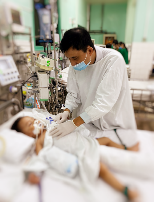 Em bé 2 tuổi bị chó cắn rách khí quản (Ảnh: BVCC)