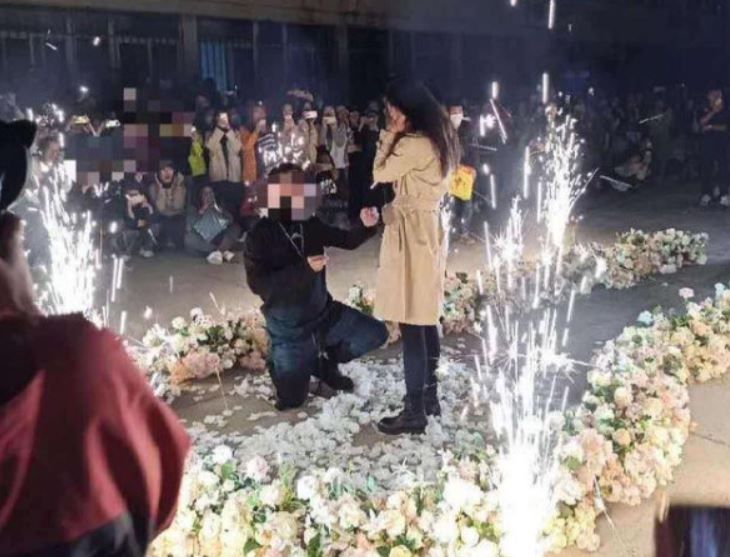 Cô gái cuối cùng đã gật đầu đồng ý.