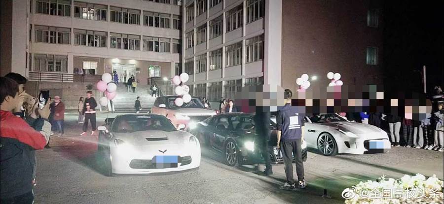 Dàn siêu xe cùng rất đông người đã có mặt trong khuôn viên trường Đại học Bách khoa Đại Liên bất chấp lệnh cấm ra vào nghiêm ngặt của nhà trường.