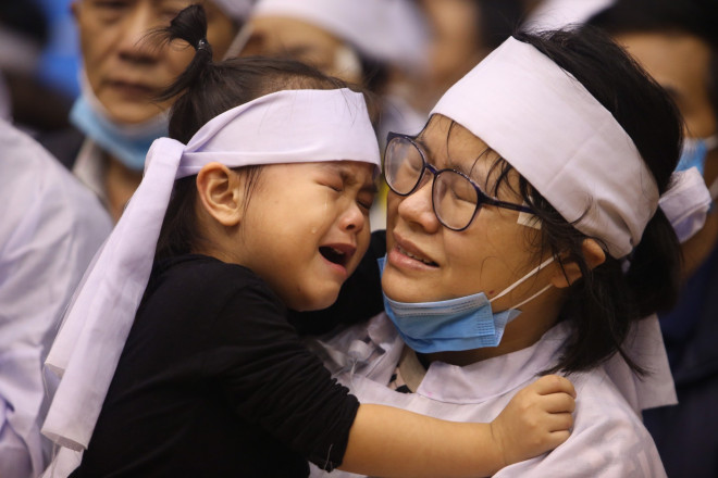 Người thân đau đớn, khóc ngất trong lễ tang