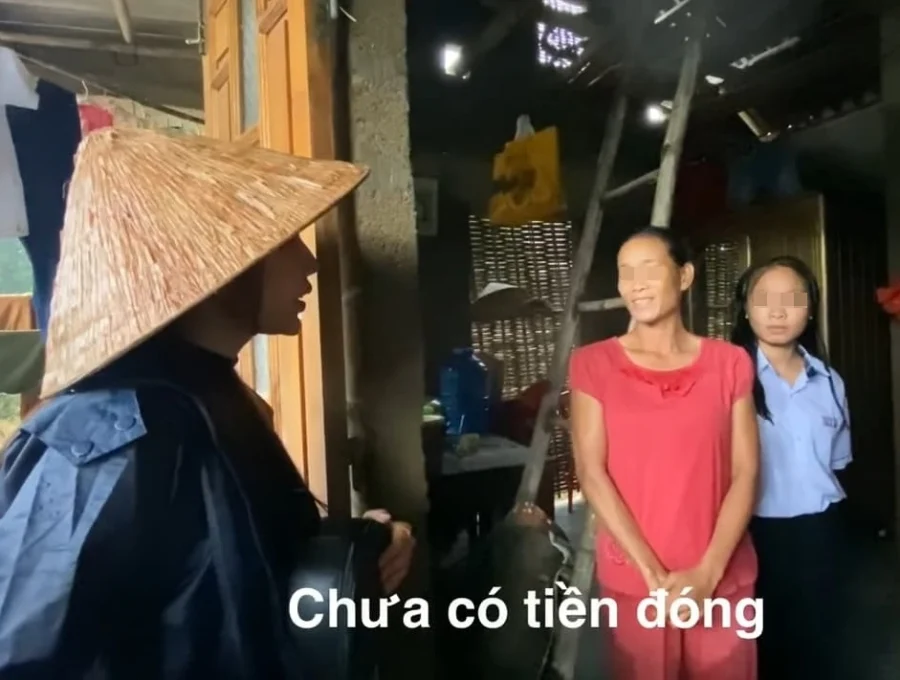 Thủy Tiên đã giúp đỡ kịp thời 2 học sinh có hoàn cảnh khó khăn. Cụ thể, một em học sinh lớp 10 tại Huế có ý định theo học đại học ở Huế. Tuy nhiên do hoàn cảnh quá khó khăn, mẹ em một mình nuôi 2 con, bố có vấn đề về sức khỏe. Thủy Tiên sau khi biết được đã đưa tạm 5 triệu cho học sinh này đóng học phí, đồng thời hứa sẽ chu cấp cho cô bé học hết đại học. Nữ sinh không thể kìm được nước mắt trước việc làm của Thủy Tiên. Thủy Tiên nói với mẹ em học sinh: