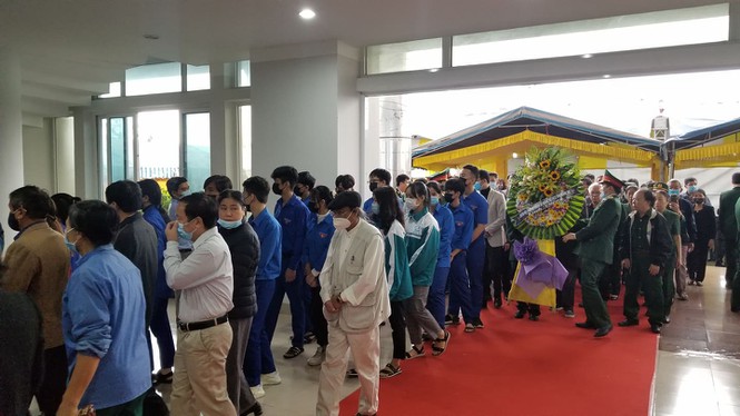 Các đoàn cơ quan, ban ngành đến dự lễ tang (Ảnh: Tiền Phong)
