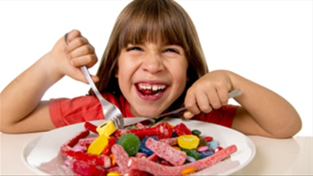 Không nên cho trẻ ăn nhiều đồ ngọt