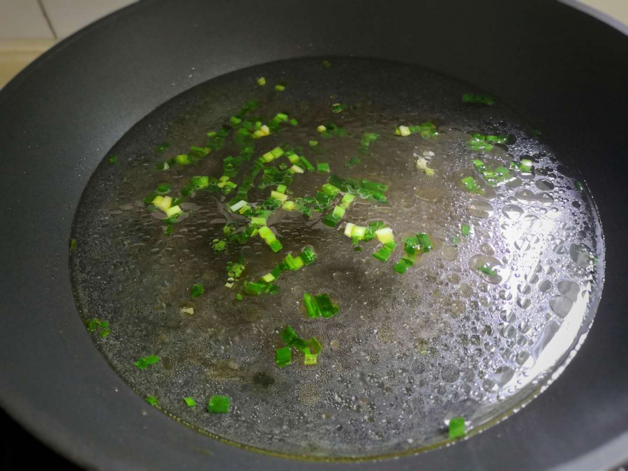 Đổ một ít dầu vào nồi, cho hành lá cắt nhỏ vào xào cho thơm, đổ lượng nước vừa phải vào đun sôi.