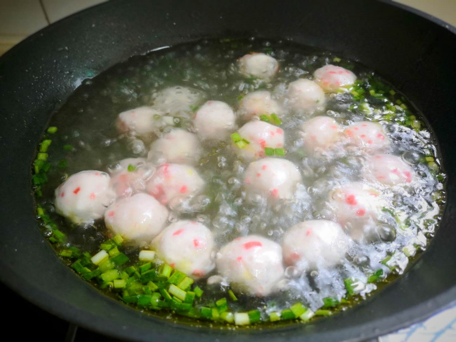 Cho chả cá vào, nấu cho đến khi thấy nổi lên.
