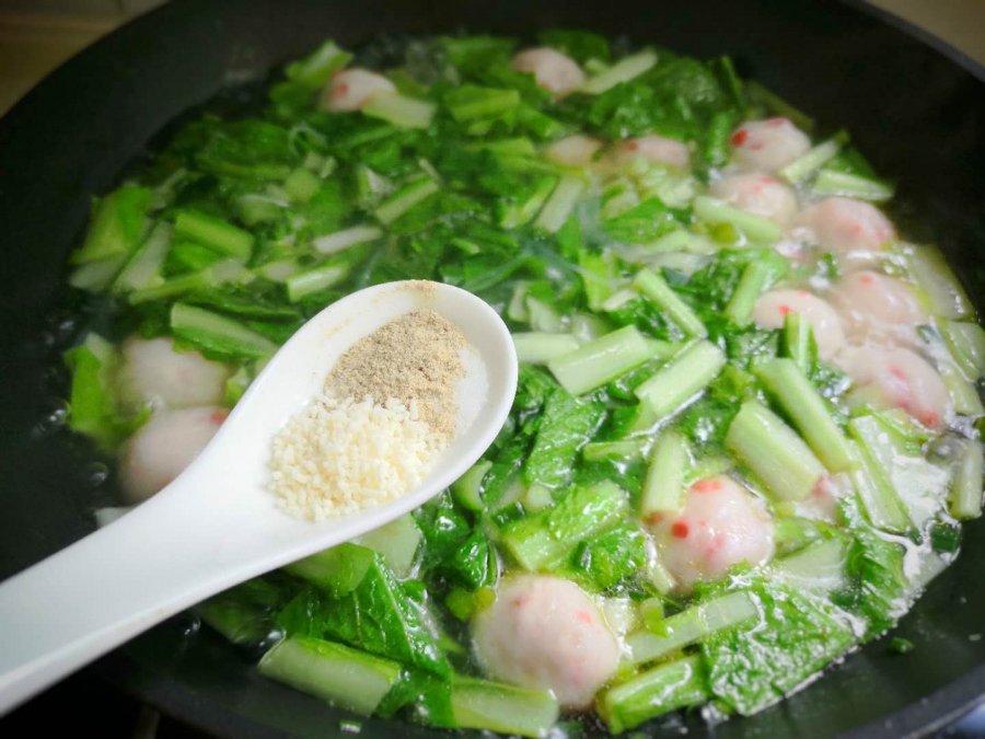 Nấu thêm một lúc rồi thêm gia vị, nêm nếm lại cho vừa miệng.