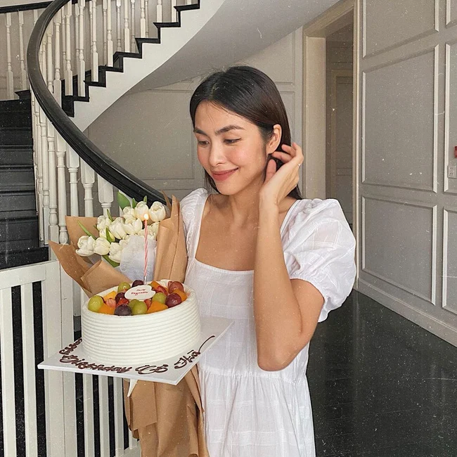 Tăng Thanh Hà đăng tải bức hình cầm chiếc bánh kem nhân ngày sinh nhật tuổi 34. Đi kèm hình ảnh, nàng ngọc nữ không quên nhắn nhủ: