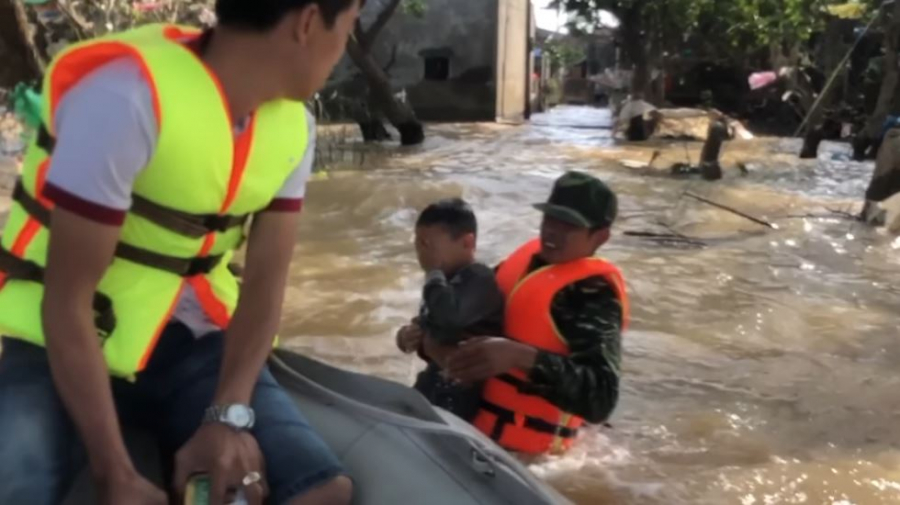 Thấy cậu bé gặp nguy hiểm, một người trên thuyền nhanh chóng nhảy xuống bé em lên khỏi mặt nước