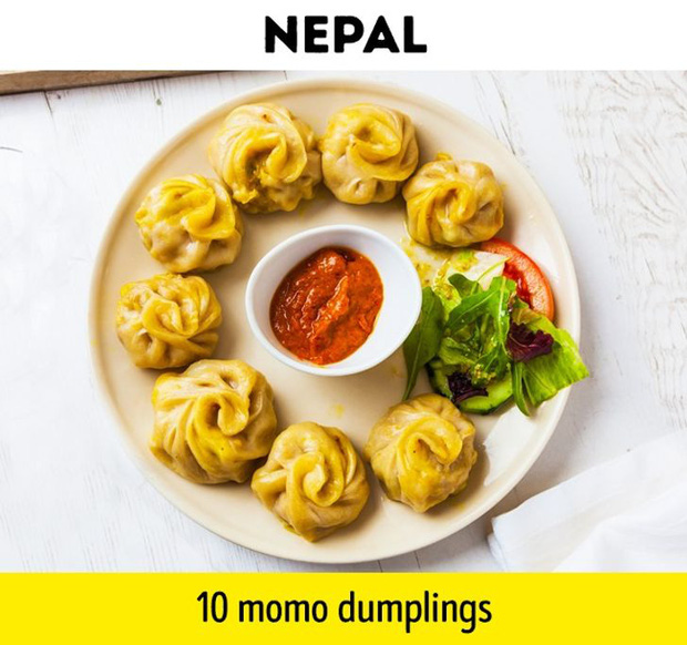 Nepal - 10 cái bánh bao hấp momo, phiên bản lai giữa bánh bao và há cảo, nguồn gốc từ Tây Tạng và là món ăn đặc trưng của đất nước huyền bí này.  