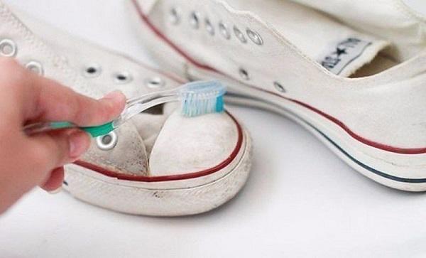 Dùng kem đánh răng loại bỏ vết bẩn