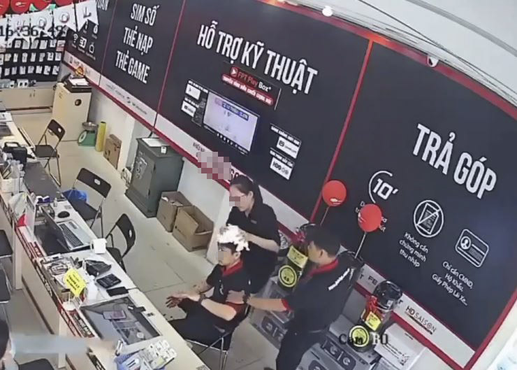 Các nhân viên cửa hàng liên tục cầm máu cho anh chàng.