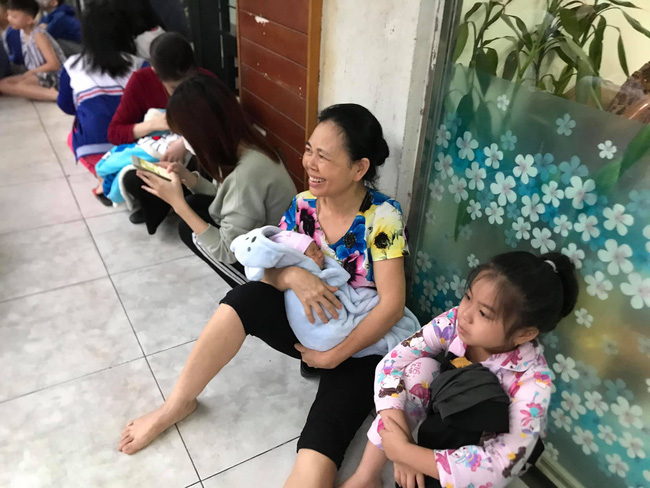 Khói cùng chuông báo cháy kêu lên khiến mọi người vội vã tháo chạy xuống dưới chung cư.