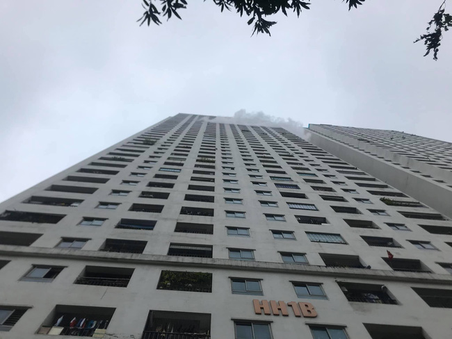 Sáng sớm 27/10, nhiều cư dân thấy khói bốc ra dữ dội tại một căn hộ ở tầng 33, chung cư HH1B.