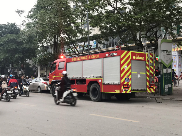 Lực lượng cứu hỏa điều động 3 xe chữa cháy cùng xe thang tiếp cận hiện trường.