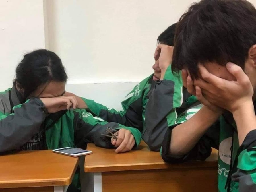 3 bạn sinh viên khóc nức nở khi nhận được tin báo từ quê nhà (Ảnh: Cao Văn Nguyễn)