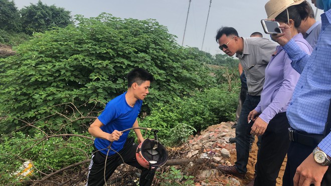 Lực lượng chức năng tìm kiếm thi thể nữ sinh tại khu vực sông Nhuệ