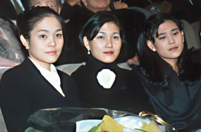  Lee Huyn Young ngoài cùng bên trái