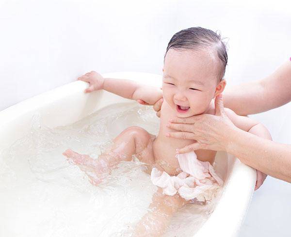 Khi tắm không nên làm ướt rốn cho bé