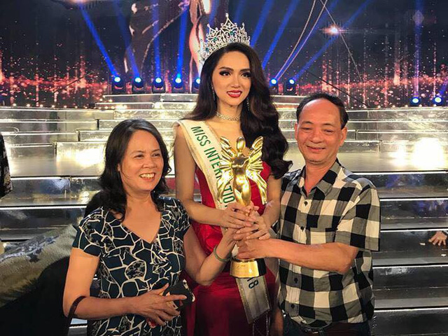 Bố mẹ bên Hương Giang khi đăng quang Hoa hậu Chuyển giới Quốc tế 2018.