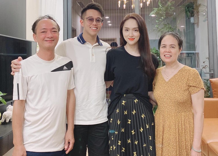 Bố mẹ vui mừng khi Hương Giang đã tìm thấy tình yêu của mình.