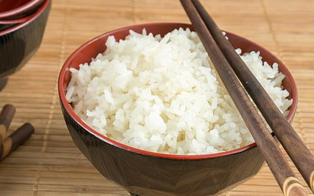 cach-an-com-khong-lo-tang-can-01