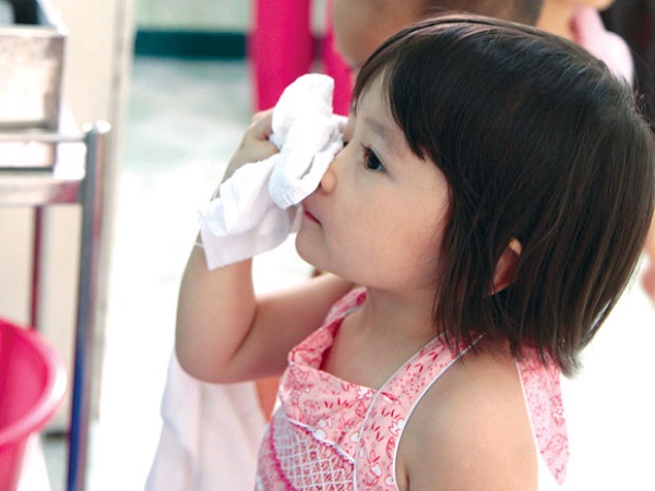 Thường xuyên rửa mặt cho bé để vi khuẩn không xâm nhập