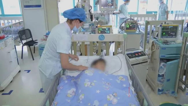 Bé 8 tuổi cấp cứu sau khi được nặn mụn