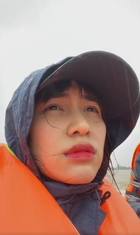 Hòa Minzy không ngại bão lũ về tận miền Trung tự tay trao quà cho bà con.
