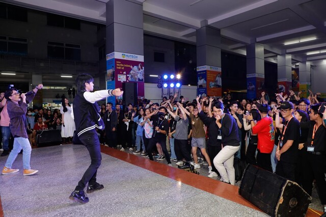 Sinh viên Hutech tham gia các hoạt động hấp dẫn cùng realme.