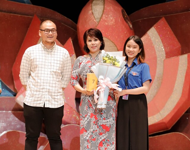 Tiến sĩ Huỳnh Thị Như Lý - Trường Khoa Quan hệ Công chúng và Truyền thông, ĐH Văn Lang đại diện nhận phần quà dành cho thủ khoa.