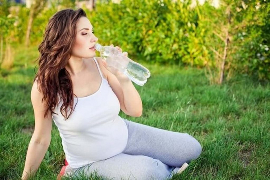 Mẹ bầu uống nước tốt cho thai kỳ và ngủ ngon