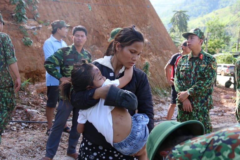 Các nạn nhân đầu tiên được khiêng ra ngoài đưa đi cấp cứu (Ảnh: Người đưa tin)