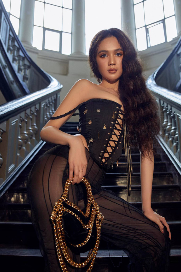 ngoc-trinh-phan-cam 3