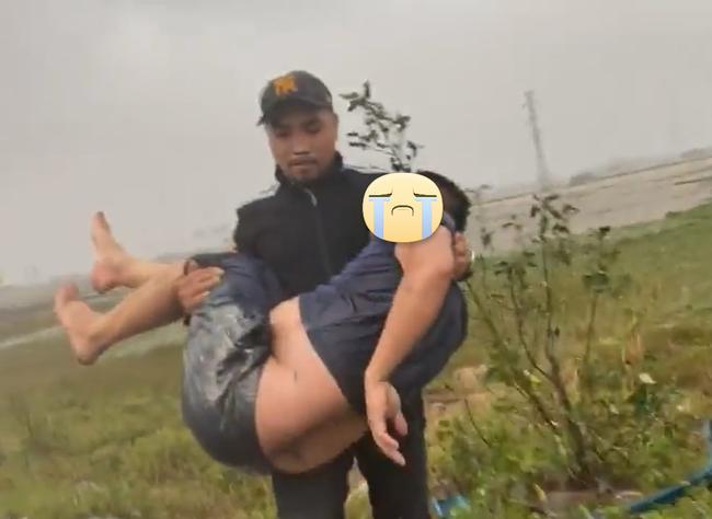 Trên đường cứu trợ, gặp người bị nạn anh Dũng không nề hà giúp đỡ