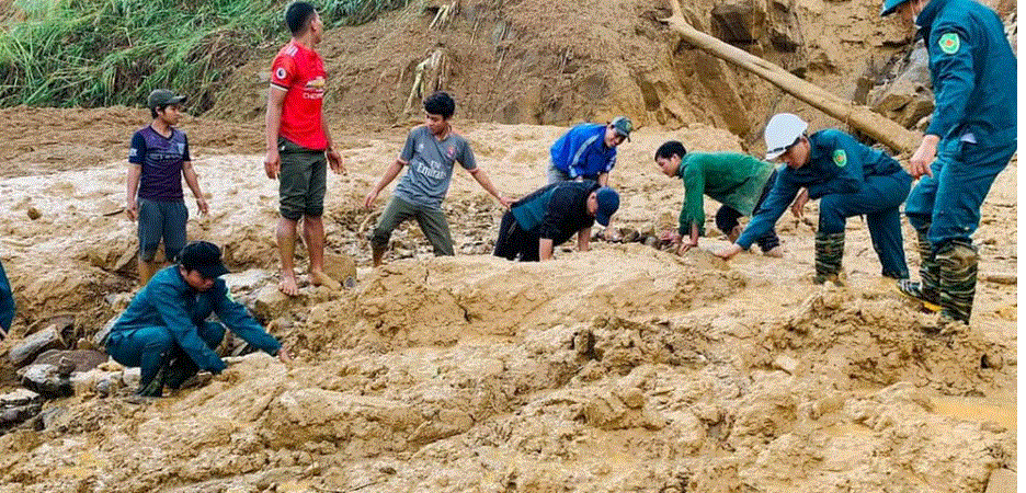 Đến nay đã tìm thấy 3 thi thể trong số 11 nạn nhân bị vùi lấp tại xã Phước Lộc, huyện Phước Sơn, Quảng Nam (Ảnh Zing)